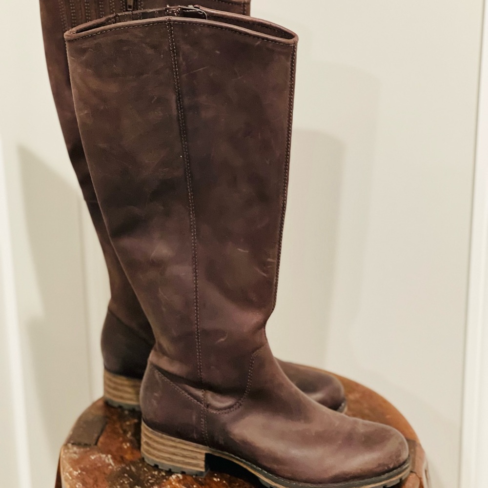 Clarks size 5 Leather Hi Knee Boots Like New